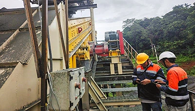 EXCT et un agent indonésien effectuent une-visite de suivi du projet de carrière