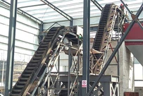 Convoyeur à bande à paroi latérale