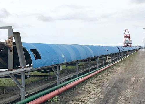 Couvercle de capot pour convoyeur à bande